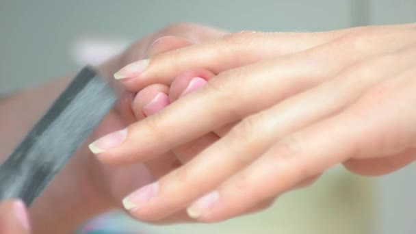 Esthéticienne limer des ongles à jeune femme . — Video