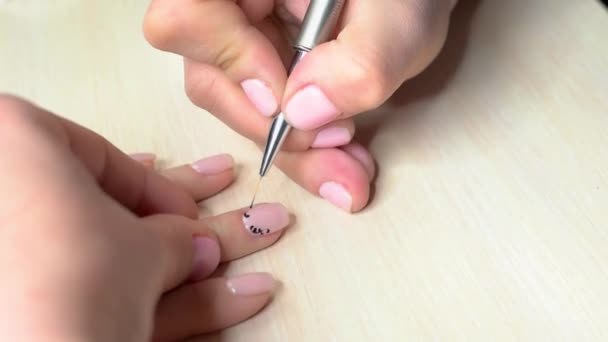 Proces van het ontvangen van manicure in beauty salon. — Stockvideo