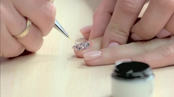 Manicurista femminile che applica il modello nero sulle unghie . — Video Stock