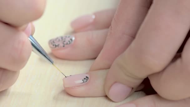 Spacialist výkresu krajky na ženské nehty manikůra. — Stock video