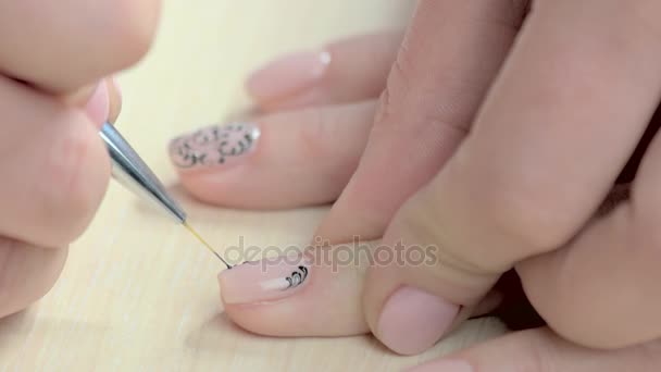 Manicure spacialist drawing lace on female nails. — Stock Video