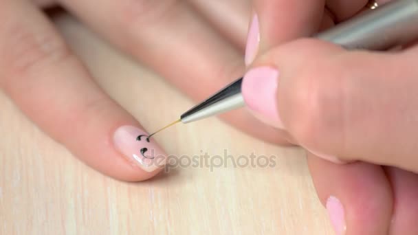 Manicurista disegno su unghie femminili . — Video Stock