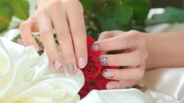 El okşa gül beyaz ipek.