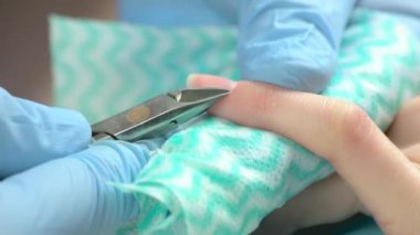 Güzellik Salonu manikür kırparak yakın çekim.