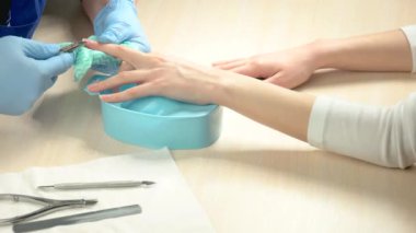 Erkek alıcı çivi Temizleme eller.