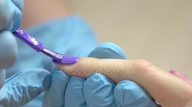 Kadın çiviye mor Lehçe uygulama.