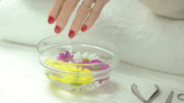 Manikürlü eller kaplıca tedavisi alma.