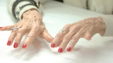 Erkek taklit oyun piyanonun üzerinde parmak..