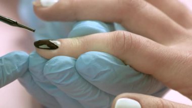 Tırnak tasarım siyah cila ile kapatmak.