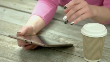 Manikürlü eller bilgisayar tablet kullanma.