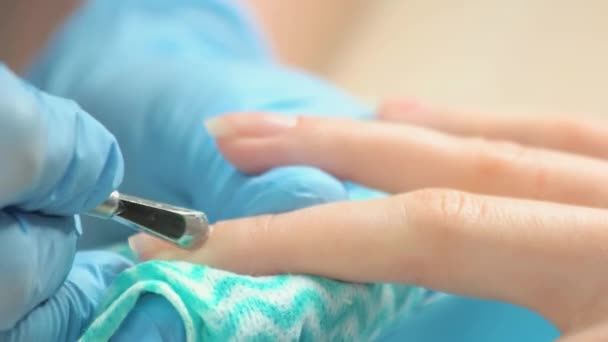 Manicurista pulizia unghie al cliente femminile . — Video Stock