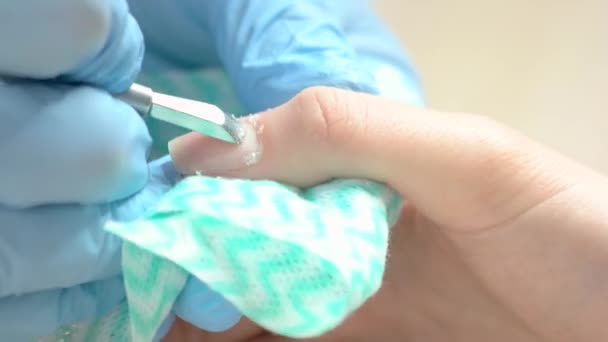 Manicure nagels aan vrouwelijke client schoonmaken. — Stockvideo