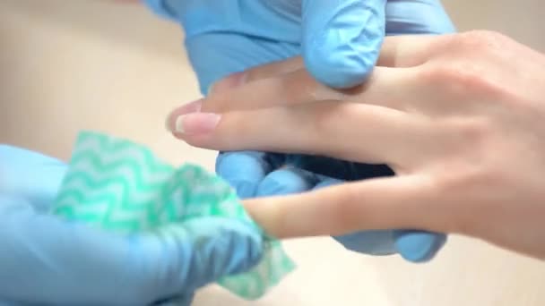 Manikérka čištění nehtů klienta. — Stock video