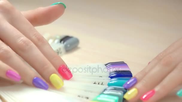 Fermer mains et échantillons de vernis à ongles . — Video