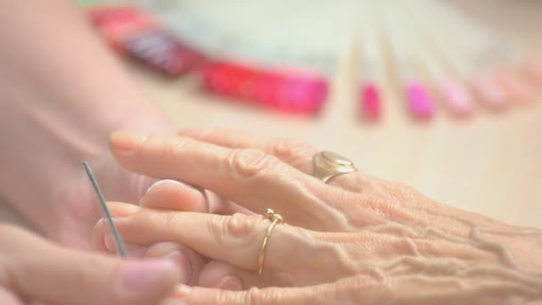 Nail master limatura unghie al cliente invecchiato . — Video Stock