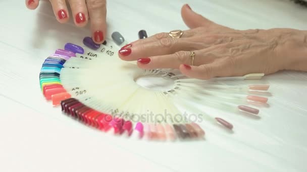 Luksusowy kobiecych rąk z czerwonym manicure. — Wideo stockowe