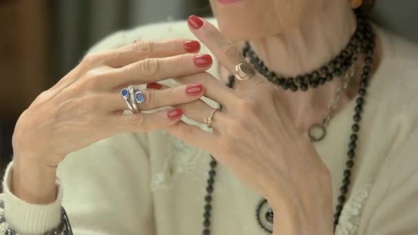 Pěstěné ruce s luxusní šperky. — Stock video