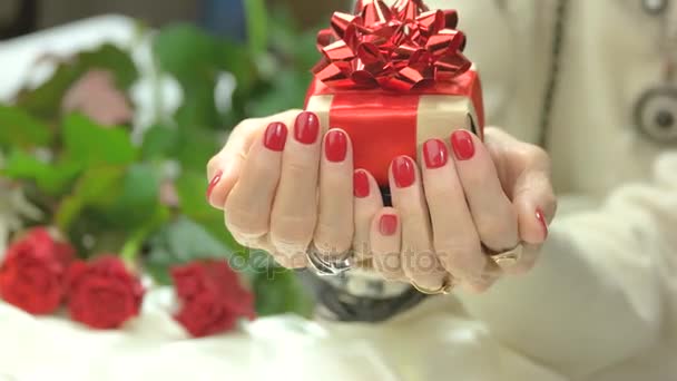 Női ápolt kezek és ajándék doboz. — Stock videók