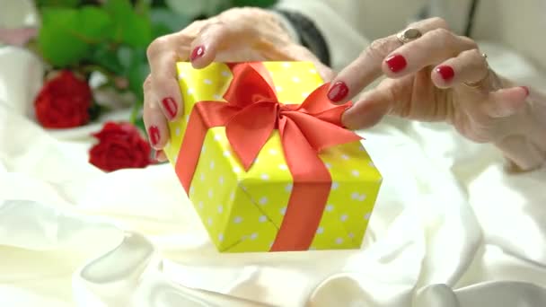 Beautiful gift box in manicured hands. — Stock Video