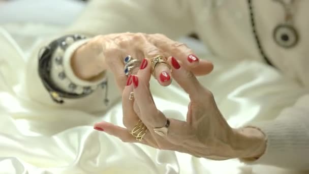 Старушка надевает кольцо на палец. — стоковое видео