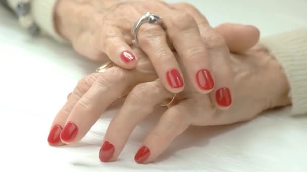 Las manos de la mujer mayor con manicura roja . — Vídeo de stock