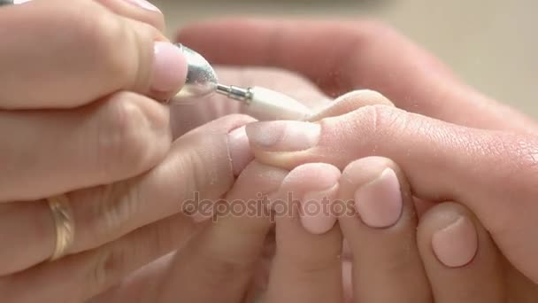 O processo de remoção de gel das unhas . — Vídeo de Stock