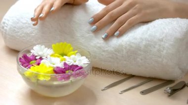 Eller genç kadının üzerinde havlu.