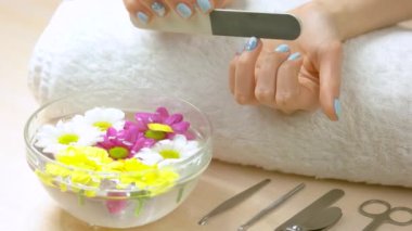 Çivi spa salonda dosyalama kadın.