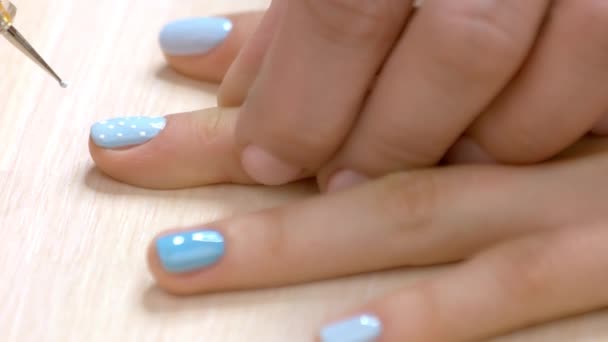 Manicura dibujando nieve en las uñas de los clientes . — Vídeo de stock