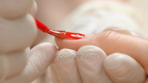 Manicurist accurately applying varnish on nail. — Stock Video