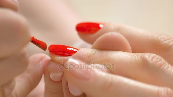 Vernis rouge appliqué sur les ongles . — Video