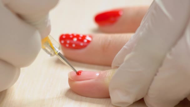 Manikyr ritning på kvinnliga naglar. — Stockvideo