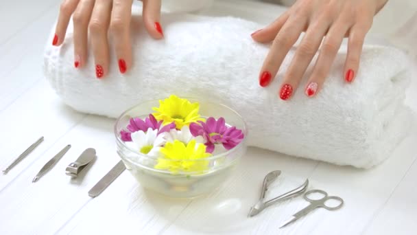 Manikyrerade händer försiktigt röra vit handduk. — Stockvideo