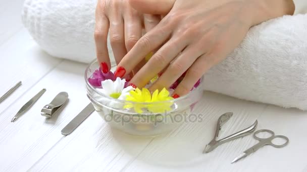 Mãos femininas recebendo terapia de spa . — Vídeo de Stock