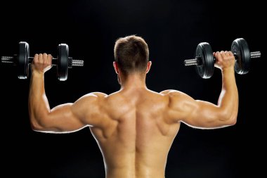 Halter alıştırmalar üzerinde arkadan görünüm