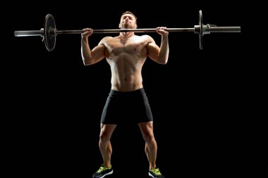 Atletik erkek bir halter kaldırma