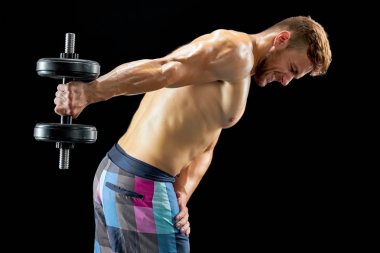 vücut geliştirmeci halter kaldırma