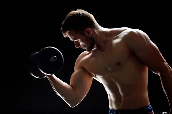 М'язистий чоловік робить гантель вправи — стокове фото