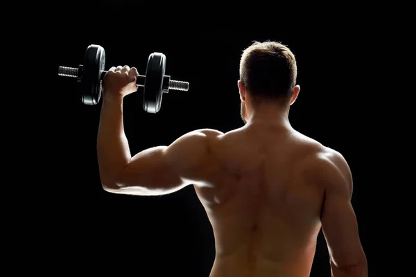 Zniesienie dumbbells na większy biceps — Zdjęcie stockowe