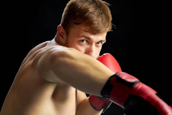 Lutador em um anel de boxe — Fotografia de Stock