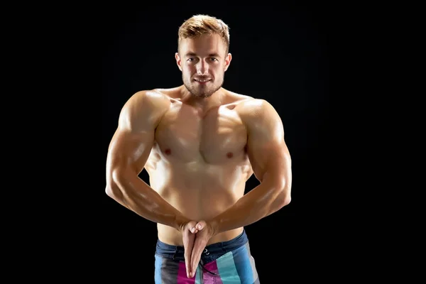 Athletic man demonstrating his muscles — Stock Photo, Image