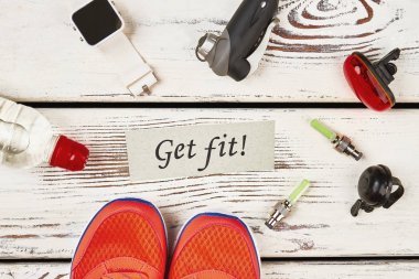 Spor ayakkabı ve bisiklet donanımları.