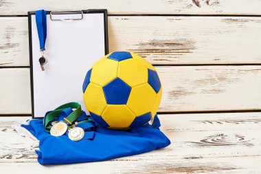 Futbol topu, üniforma ve Pano