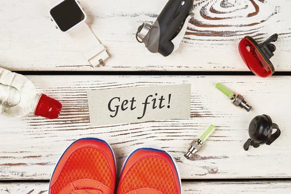 Spor ayakkabı ve bisiklet donanımları.