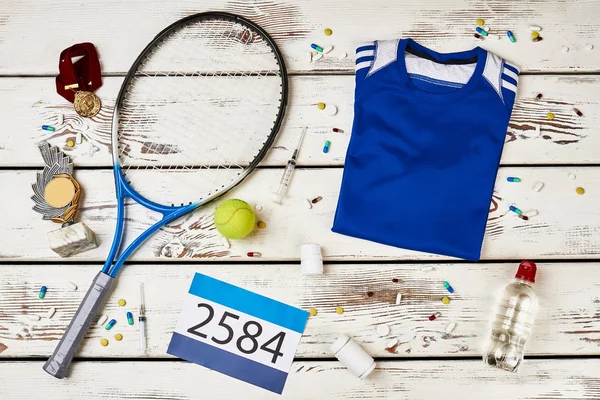 Tennisutrustning, droger och utmärkelser — Stockfoto