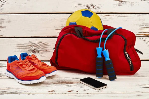 Spor ayakkabı, cep telefonu ve donanımları — Stok fotoğraf