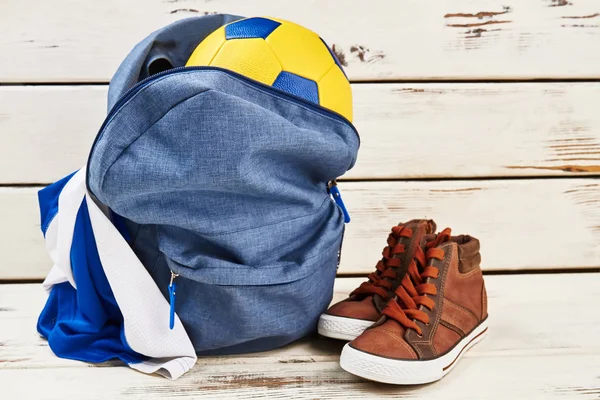 Рюкзак, кросівки, м'яч і уніформа — стокове фото