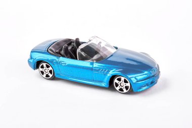 Mavi metal cabriolet oyuncak araba.
