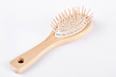 Doğal bej saç fırçası.
