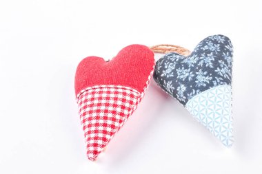 Beyaz arka plan olarak el yapımı Kalpler.